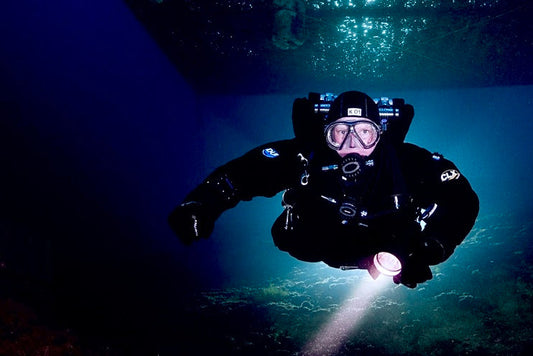 Was unterscheidet Scuba Diving vom technischen Tauchen – und welche Ausrüstung braucht es?